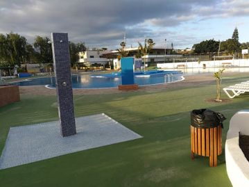 Camping Nauta ducha en piscina