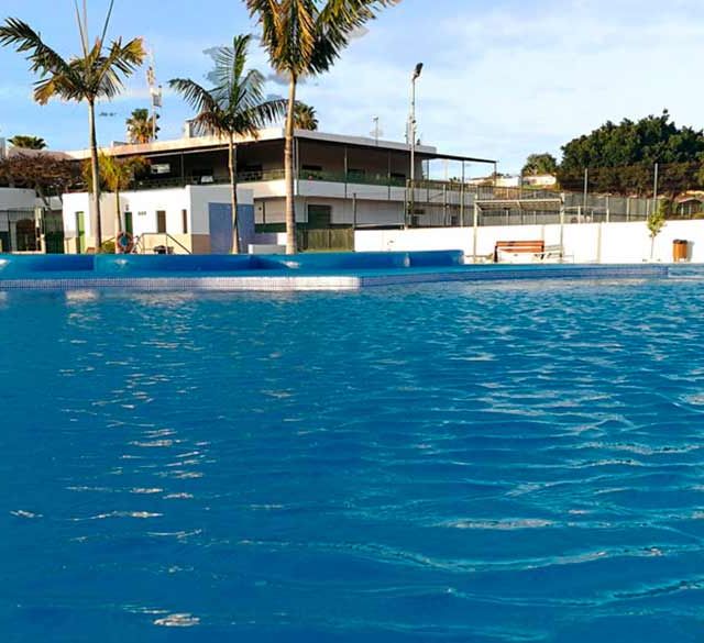 Camping Nauta piscina con hamacas